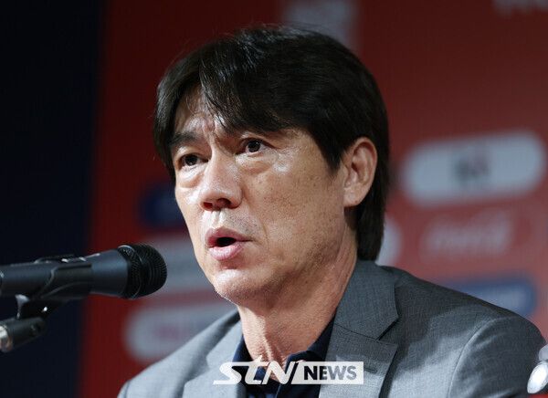 홍명보 축구대표팀 감독이 25일 서울 종로구 축구회관에서 2026 국제축구연맹(FIFA) 북중미 월드컵을 대비한 9월 A매치 명단을 발표를 마친 뒤 취재진의 질문에 답하고 있다. 홍명보호는 내달 7일 오전 6시 미국 뉴저지주 해리슨의 스포츠일러스트레이티드 스타디움에서 미국을 상대한 뒤, 10일 오전 10시 미국 테네시주 내슈빌의 지오디스파크에서 멕시코와 격돌한다 /사진=뉴시스
