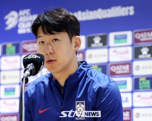 대한민국 축구대표팀 손흥민이 19일 경기 고양종합운동장에서 3월 A매치 대비 훈련에 앞서 열린 공식 기자회견에서 취재진의 질문에 답하고 있다. 한국은 오는 20일 고양종합운동장에서 오만과 2026 국제축구연맹(FIFA) 북중미 월드컵 아시아 지역 3차 예선 7차전을 치른 뒤, 25일 수원월드컵경기장에서 요르단과 8차전을 갖는다. /사진=뉴시스