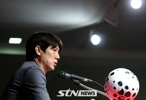 축구대표팀 감독이 25일 서울 종로구 축구회관에서 2026 국제축구연맹(FIFA) 북중미 월드컵을 대비한 9월 A매치 명단을 발표를 하고 있다. 홍명보호는 내달 7일 오전 6시 미국 뉴저지주 해리슨의 스포츠일러스트레이티드 스타디움에서 미국을 상대한 뒤, 10일 오전 10시 미국 테네시주 내슈빌의 지오디스파크에서 멕시코와 격돌한다. /사진=뉴시스