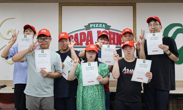 지난 22일 한국파파존스 교육실에서 진행된 (사)경기도스페셜올림픽코리아 소속 발달장애인 선수 및 지도자 초청 ‘파파존스와 함께하는 피자교실’에 참여한 선수들이 기념 촬영을 하고 있다. /사진=파파존스
