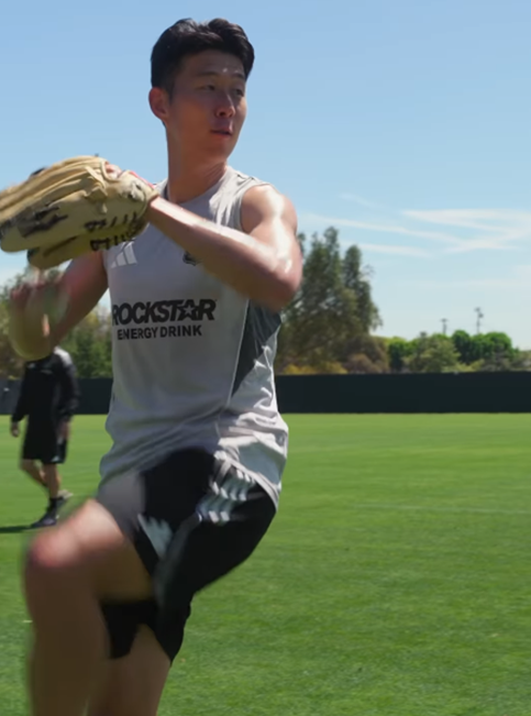 시구 연습을 하는 손흥민. /사진=LAFC