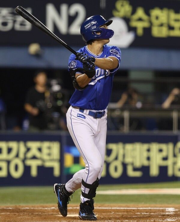 홈런을 치고 타구를 바라보는 삼성 라이온즈 외야수 구자욱. /사진=삼성 라이온즈