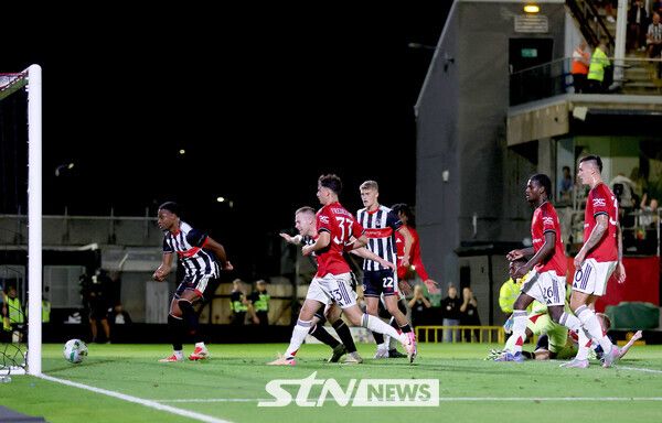 두 번째 실점을 허용하는 맨체스터 유나이티드. /사진=뉴시스(AP)