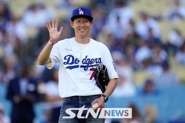 미국 메이저리그사커(MLS) 로스앤젤레스(LA) FC의 손흥민이 27일(현지 시간) 캘리포니아주 로스앤젤레스의 다저 스타디움에서 열리는 2025 메이저리그 LA 다저스와 신시내티 레즈의 경기에서 시구하기 전 인사하고 있다. /사진=뉴시스(AP)