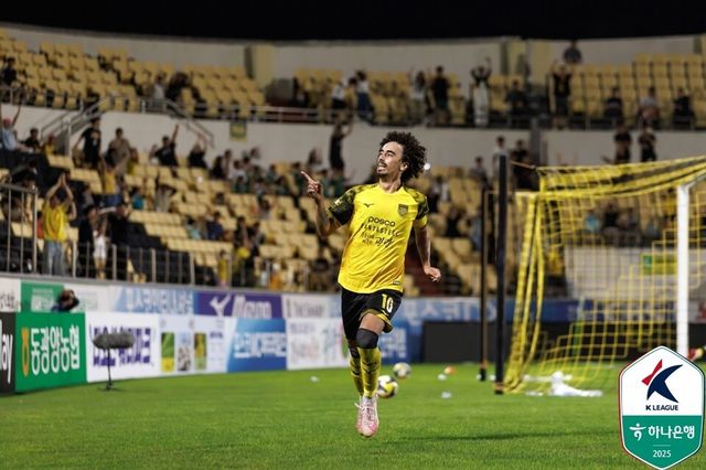 전남드래곤즈 미드필더 발디비아. /사진=한국프로축구연맹