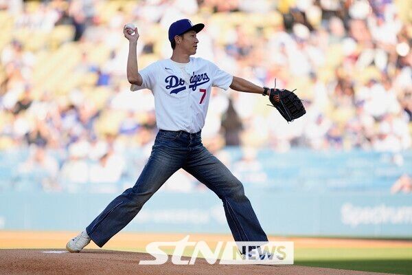 미국 메이저리그사커(MLS) 로스앤젤레스(LA) FC의 손흥민이 27일(현지 시간) 캘리포니아주 로스앤젤레스의 다저 스타디움에서 열리는 2025 메이저리그 LA 다저스와 신시내티 레즈의 경기에 앞서 시구하고 있다.&nbsp;/사진=뉴시스(AP)