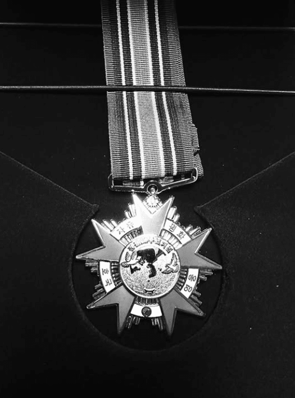 황희찬 조부 6.25 참전 유공자 훈장. /사진=황희찬 인스타그램