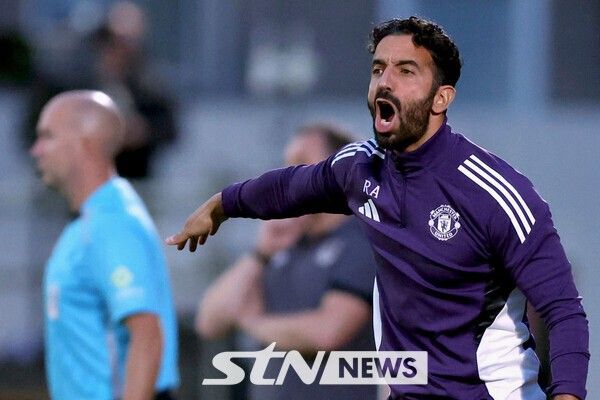 맨체스터 유나이티드 후벵 아모림 감독이 28일(한국시간) 영국 클리소프스에 위치한 브룬델 파크에서 열린 2025~26시즌 카라바오컵 2라운드(46강) 그림스비 타운과의 경기에서 선수들을 지휘하고 있다. /사진=뉴시스(AP)