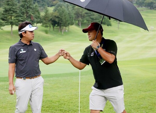 29일 ‘2025시즌 한국프로골프(KPGA)투어 동아회원권그룹 오픈(총상금 7억 원)’ 2라운드가 열리고 있는 경기 광주 소재 강남300CC 대회장을 찾은 이승택과 박상현. /사진=KPGA