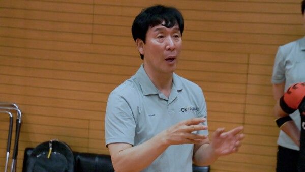 일본 히로시마 전지훈련 중인 OK저축은행 신영철 감독. /사진=OK저축은행