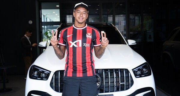 FC서울 ‘HS효성더클래스 7월의 선수상’ 수상한 제시 린가드가 포즈를 취하고 있다. /사진=FC서울