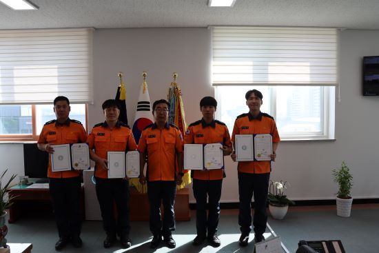 /사진=나주소방서는 29일 신속한 응급처치로 소중한 생명을 살린 구급대원들을 대상으로 세이버 인증서 및 배지 수여식을 개최했다. 나주소방서