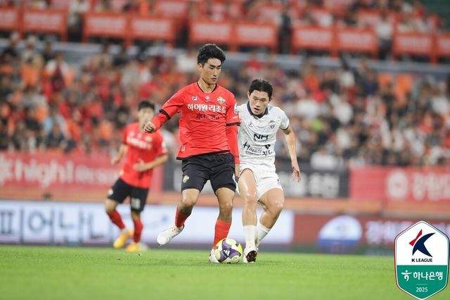 강원FC 미드필더 서민우(주황색 유니폼). /사진=한국프로축구연맹