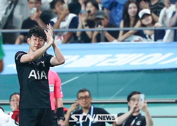 토트넘 홋스퍼 손흥민이 3일 오후 서울 마포구 서울월드컵경기장에서 열린 2025 쿠팡플레이시리즈 뉴캐슬 유나이티드와 토트넘 홋스퍼의 경기에서 눈물을 흘리며 교체 아웃되고 있다. /사진=뉴시스