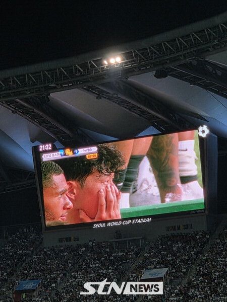 고별전 교체 후 전광판에 비친 눈물 흘리는 손흥민의 모습. /사진=성대영 인턴 기자(서울월드컵경기장)