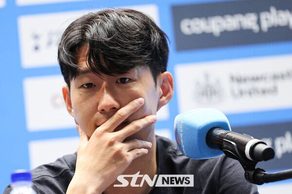 잉글랜드 프리미어리그 토트넘 홋스퍼 손흥민이 2일 오전 서울 여의도 IFC몰에서 열린 2025 쿠팡플레이 시리즈 토트넘 기자회견에서 생각에 잠겨 있다. /사진=뉴시스