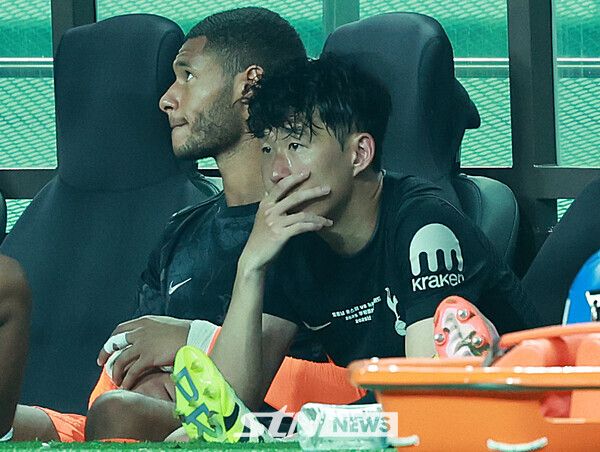 3일 오후 서울 마포구 서울월드컵경기장에 열린 2025 쿠팡플레이시리즈 뉴캐슬 유나이티드와 토트넘 홋스퍼의 경기 후반전에서 교체된 토트넘 손흥민이 벤치에 앉아 있다. /사진=뉴시스