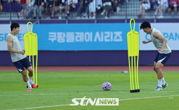 2025 쿠팡플레이 시리즈 오픈 트레이닝에 임하고 있는 양민혁(왼쪽)과 손흥민. /사진=뉴시스