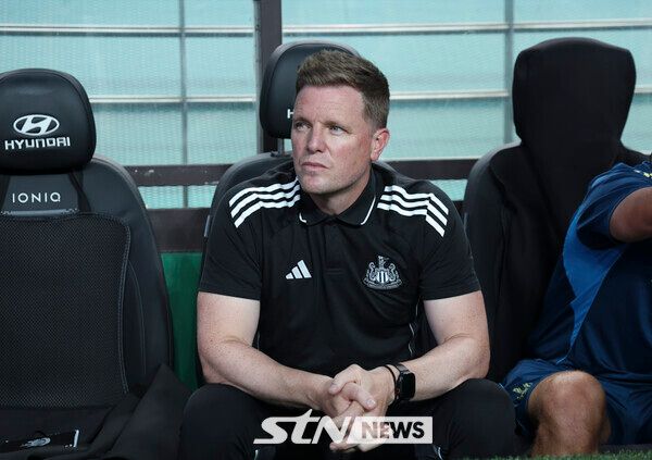 에디 하우 뉴캐슬 유나이티드 감독이 3일 오후 서울 마포구 서울월드컵경기장에서 진행되는 2025 쿠팡플레이시리즈 뉴캐슬 유나이티드와 토트넘 홋스퍼의 경기 시작 전 경기장을 바라보고 있다. /사진=뉴시스