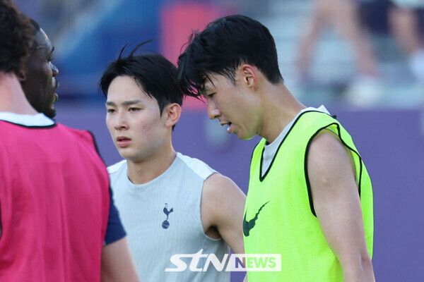 2025 쿠팡플레이 시리즈 오픈 트레이닝에 임하고 있는 양민혁(가운데)과 손흥민(형광색 조끼). /사진=뉴시스