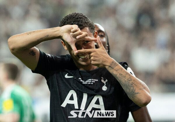 3일 오후 서울 마포구 서울월드컵경기장에서 열린 2025 쿠팡플레이시리즈 뉴캐슬 유나이티드와 토트넘 홋스퍼의 경기, 토트넘 브래넌 존슨이 골을 넣고 찰칵 세리머니를 하고 있다. /사진=뉴시스