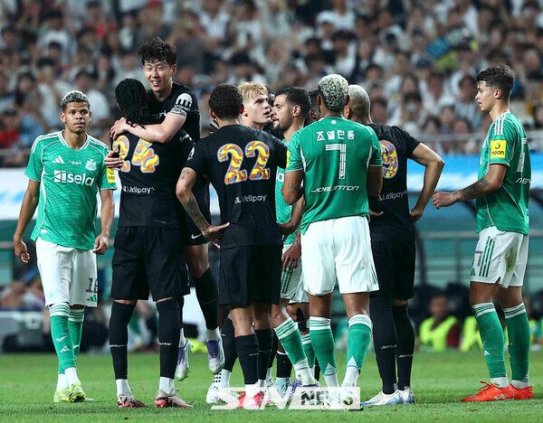 3일 오후 서울 마포구 서울월드컵경기장에서 열린 2025 쿠팡플레이시리즈 뉴캐슬 유나이티드와 토트넘 홋스퍼의 경기, 토트넘 손흥민이 교체아웃되자 선수들이 서로 모여 인사를 나누고 있다. /사진=뉴시스