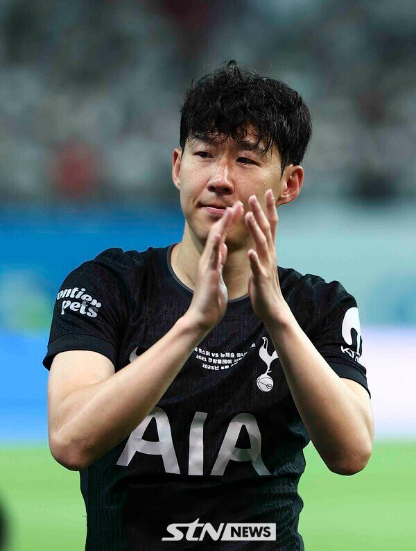 토트넘 홋스퍼 손흥민이 3일 오후 서울 마포구 서울월드컵경기장에서 열린 2025 쿠팡플레이시리즈 뉴캐슬 유나이티드와 토트넘 홋스퍼의 경기를 마치고 팬들에게 인사를 하고 있다. /사진=뉴시스