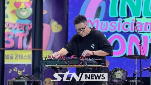 30일 용인 스프링사운즈에서 열린 ‘인디뮤지션 발굴 콘테스트(Indie Musician Discovery Contest)’ 결선에서 특별 공연에 임하는 싱어송라이터 데쟈. /사진(용인)=강의택 기자