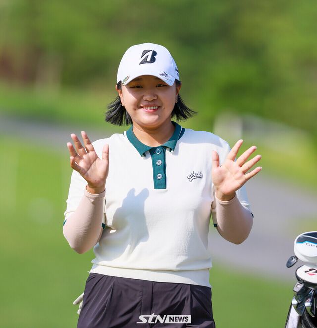 지난 1일 강원도 원주시 오로라 골프&리조트(파72)에서 열린 한국여자프로골프(KLPGA) 투어 ‘2025 오로라월드 레이디스 챔피언십’(총상금 10억 원)에 출전한&nbsp;신다인이 카메라를 향해 손인사를 하고 있다. /사진=손진현 기자