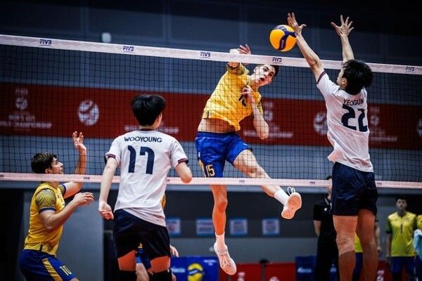 30일 중국 장먼에서 치러진 2025 국제배구연맹(FIVB) U-21 세계선수권대회 9~12위 순위 결정전에서 한국이 우크라이나의 공격을 상대로 수비를 펼치고 있다. /사진=국제배구연맹(FIVB)