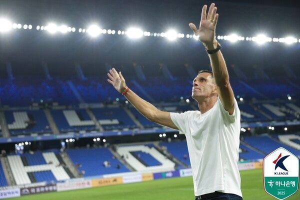 30일 울산문수축구경기장에서 치러진 하나은행 K리그1 2025 28라운드 경기에서 울산HD 상대로 승리 후 전북현대 거스 포옛 감독이 팬들과 인사를 나누고 있다. /사진=한국프로축구연맹