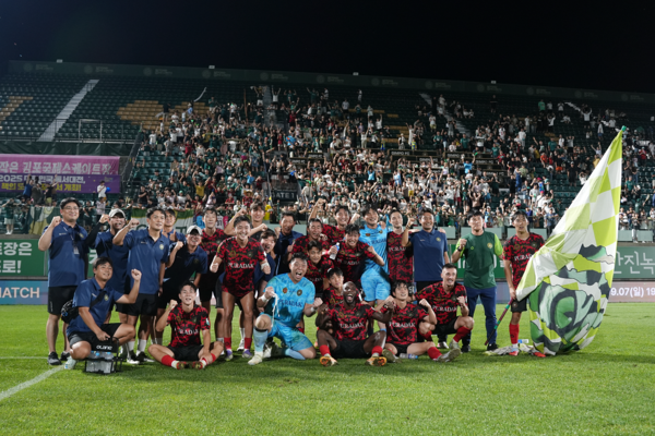 30일 오후 김포솔터축구장에서 열린 하나은행 K리그2 2025 27라운드 경기에서 전남 드래곤즈전 승리한 후 단체 기념 촬영을 하고 있다. /사진=김포FC