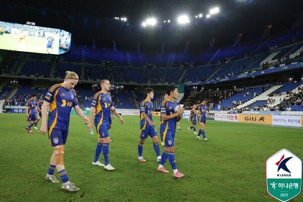 30일 울산문수축구경기장에서 치러진 하나은행 K리그1 2025 28라운드 경기에서 전북현대에 패배한 후 울산HD 선수단이 망연자실 중이다. /사진=한국프로축구연맹