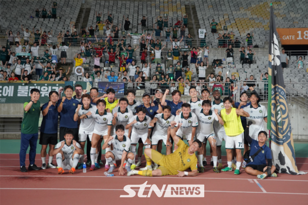 /사진=김포FC선수들이 승리 후 기념 촬영을 하고 있다/stn뉴스 정명달 기자