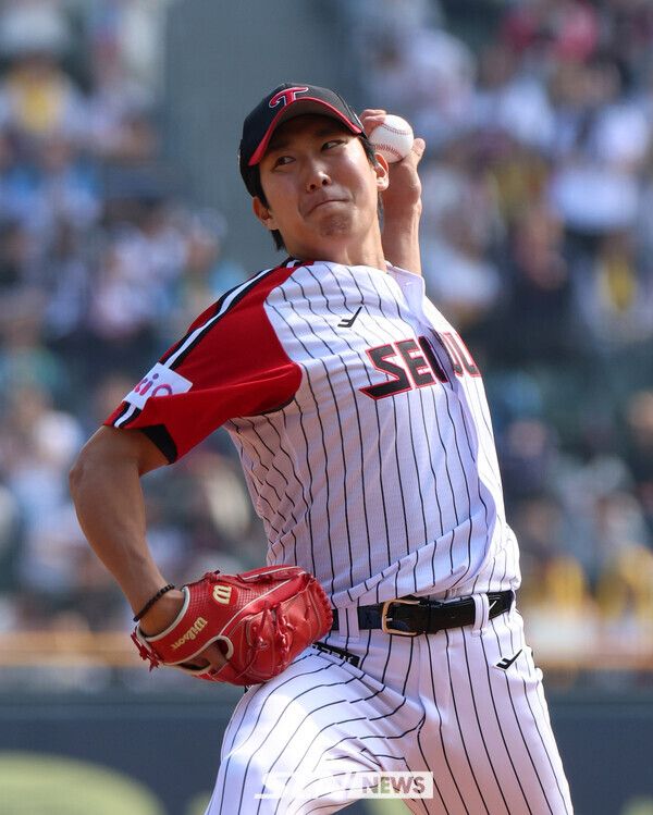 23일 오후 서울 송파구 잠실야구장에서 열린 프로야구 2025 KBO리그 롯데 자이언츠 대 LG 트윈스의 경기, LG 선발 손주영이 공을 던지고 있다. 사진┃뉴시스