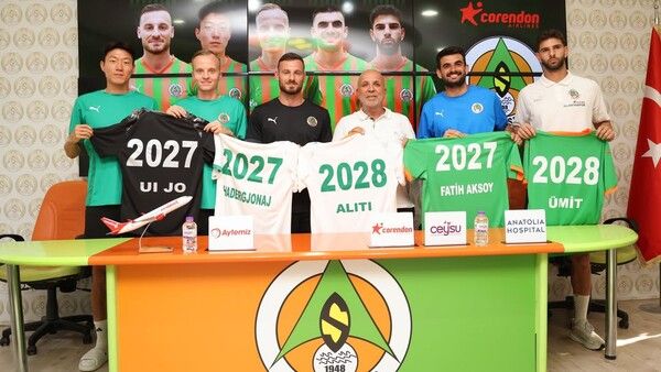 알란야스포르와 2년 계약을 연장한 황의조(맨 왼쪽). /사진=알란야스포르