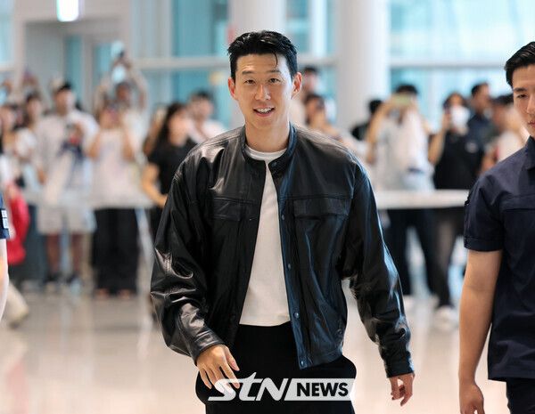 토트넘을 떠나 미국 MLS로 이적이 확실시 되는 손흥민이 5일 오후 인천국제공항에서 미국 LA로 출국하고 있다. /사진=뉴시스