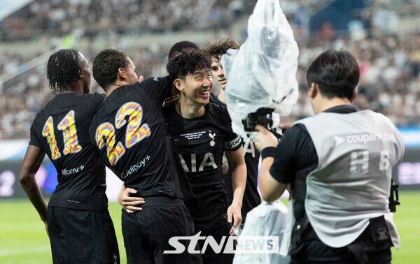 3일 오후 서울 마포구 서울월드컵경기장에서 열린 2025 쿠팡플레이시리즈 뉴캐슬 유나이티드와 토트넘 홋스퍼의 경기, 토트넘 브래넌 존슨이 골을 넣자 손흥민이 기뻐하고 있다. /사진=뉴시스