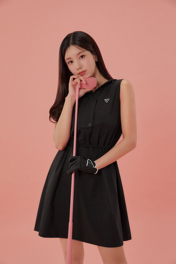 가수 권은비가 프리미엄 브랜드 피레티의 ‘튜더로즈 원피스’를 착용한 모습. /사진=프리즘