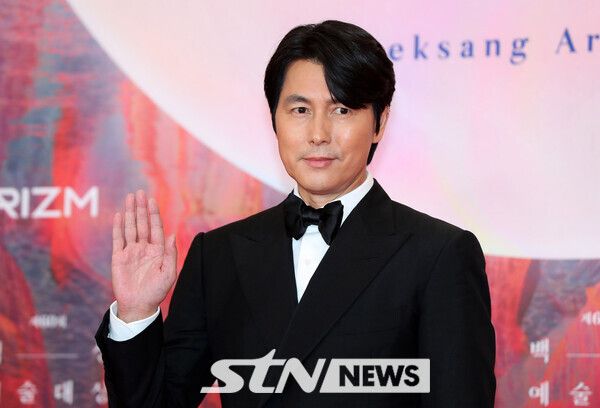 배우 정우성이 7일 오후 서울 강남구 코엑스에서 열린 제60회 백상예술대상 시상식에서 레드카펫을 밟고 있다. 사진┃뉴시스