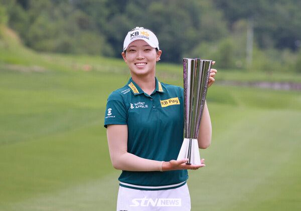 KLPGA 2025시즌 열여섯 번째 대회인 ‘하이원리조트 여자오픈 2025’(총상금 10억 원, 우승상금 1억 8천만 원)가 강원도 정선군에 위치한 하이원 컨트리클럽(파72/6,544야드)에서 열리고 있다. 방신실이 18번 홀에서 진행된 시상식에서 트로피를 들고 기념촬영을 하고 있다. /사진=손진현 기자