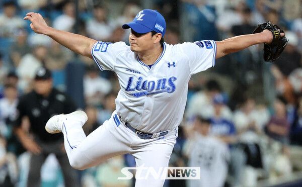 12일 대구 수성구 삼성라이온즈파크에서 열린 2024 신한 SOL 뱅크 KBO리그 LG 트윈스와 삼성 라이온즈의 경기, 9회초 삼성 마무리 투수 오승환이 역투하고 있다. /사진=뉴시스