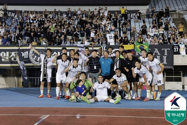 경기 종료 후 사진 포즈를 취하고 있는 성남FC. /사진=한국프로축구연맹