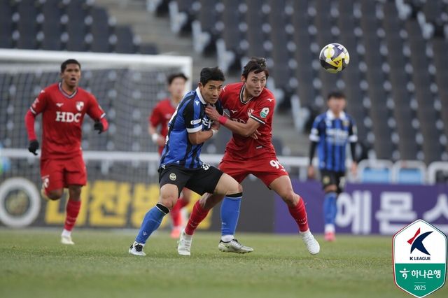 인천 유나이티드 이주용과 부산 아이파크 손석용이 몸싸움을 펼치고 있다. /사진=한국프로축구연맹