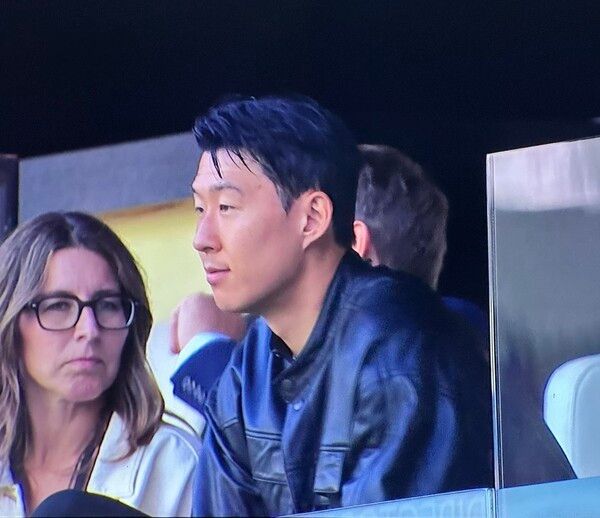 LAFC 경기를 지켜보는 손흥민. /사진=톰 보거트 SNS