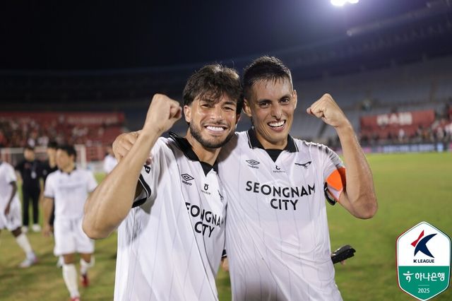 성남FC 프레이타스(왼쪽)와 후이즈가 포즈를 취하고 있다. /사진=한국프로축구연맹
