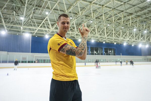 광주실내빙상장에서 오피셜 사진을 촬영한 프리드욘슨. /사진=광주FC