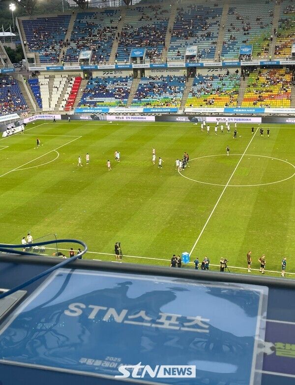 30일 오후 경기 수원시 팔달구 수원월드컵경기장에서 열린 2025 쿠팡플레이 시리즈 뉴캐슬 유나이티드와 팀 K리그의 경기. 경기장 취재석에서 바라본 경기장 모습이다. /사진(수원)=김해린 기자