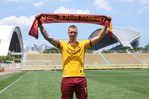 그라운드에서 오피셜 사진을 촬영한 프리드욘슨. /사진=광주FC