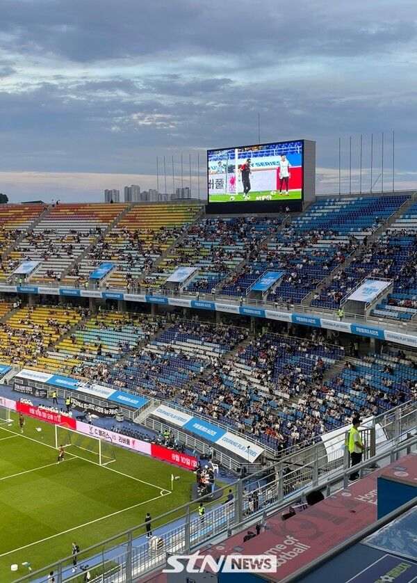 30일 오후 경기 수원시 팔달구 수원월드컵경기장에서 열린 2025 쿠팡플레이 시리즈 뉴캐슬 유나이티드와 팀 K리그의 경기. 경기 관람을 위해 많은 관중이 들어찬 모습이다. /사진(수원)=김해린 기자